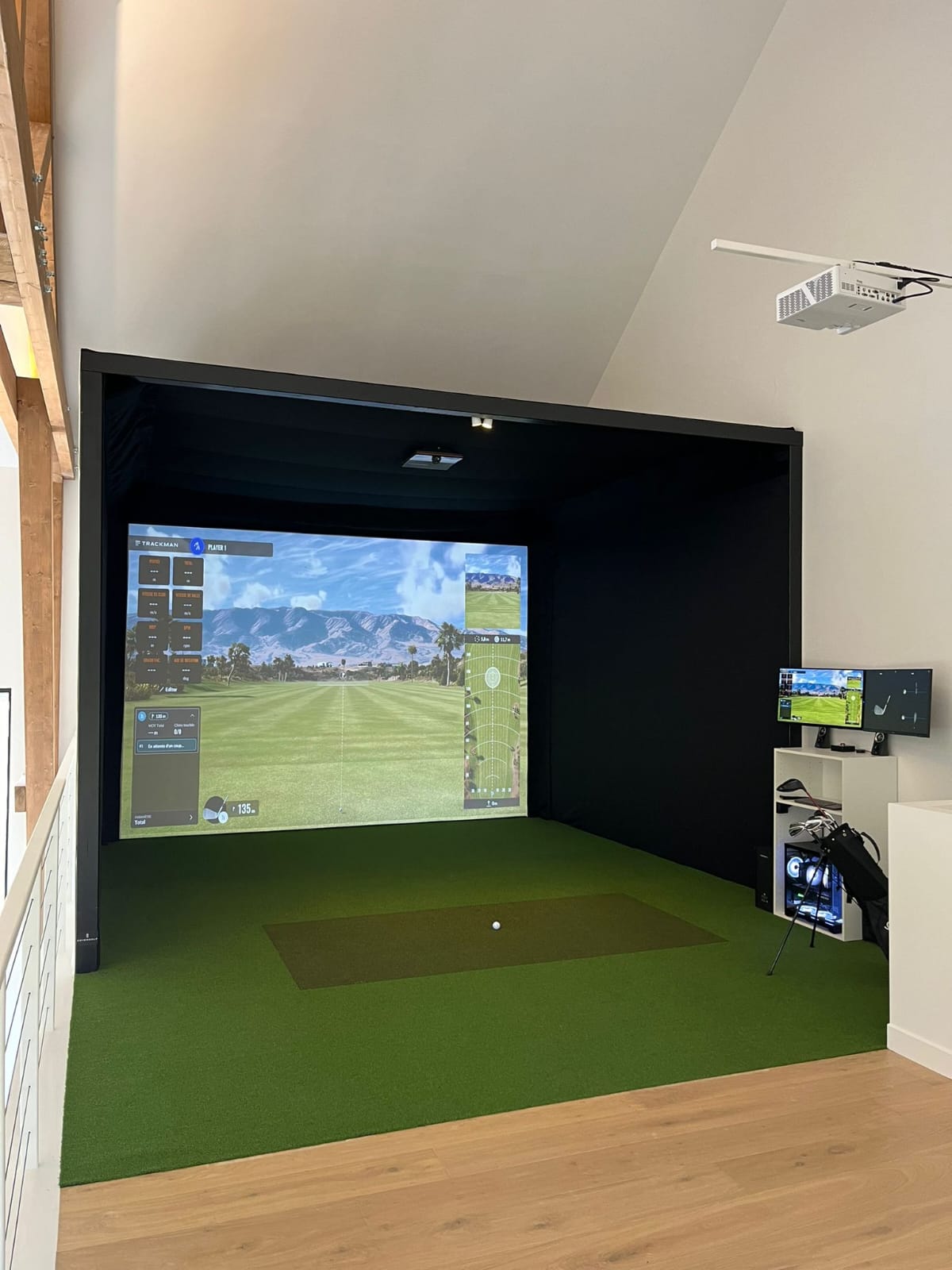Un simulateur de golf au cœur du parcours : quand passion et élégance se rencontrent