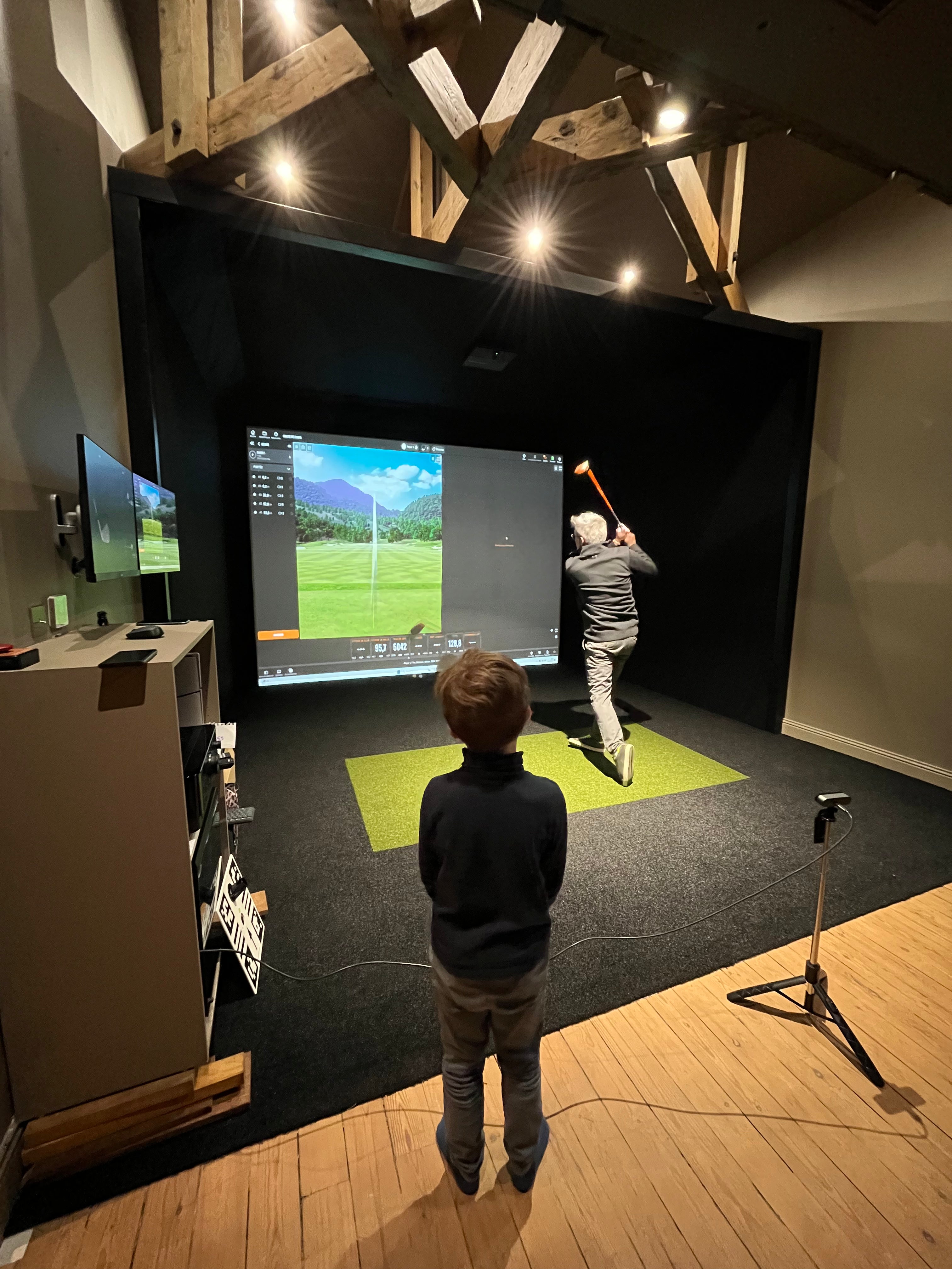 Sous les charpentes d’une échoppe bordelaise : un espace golf indoor sur-mesure