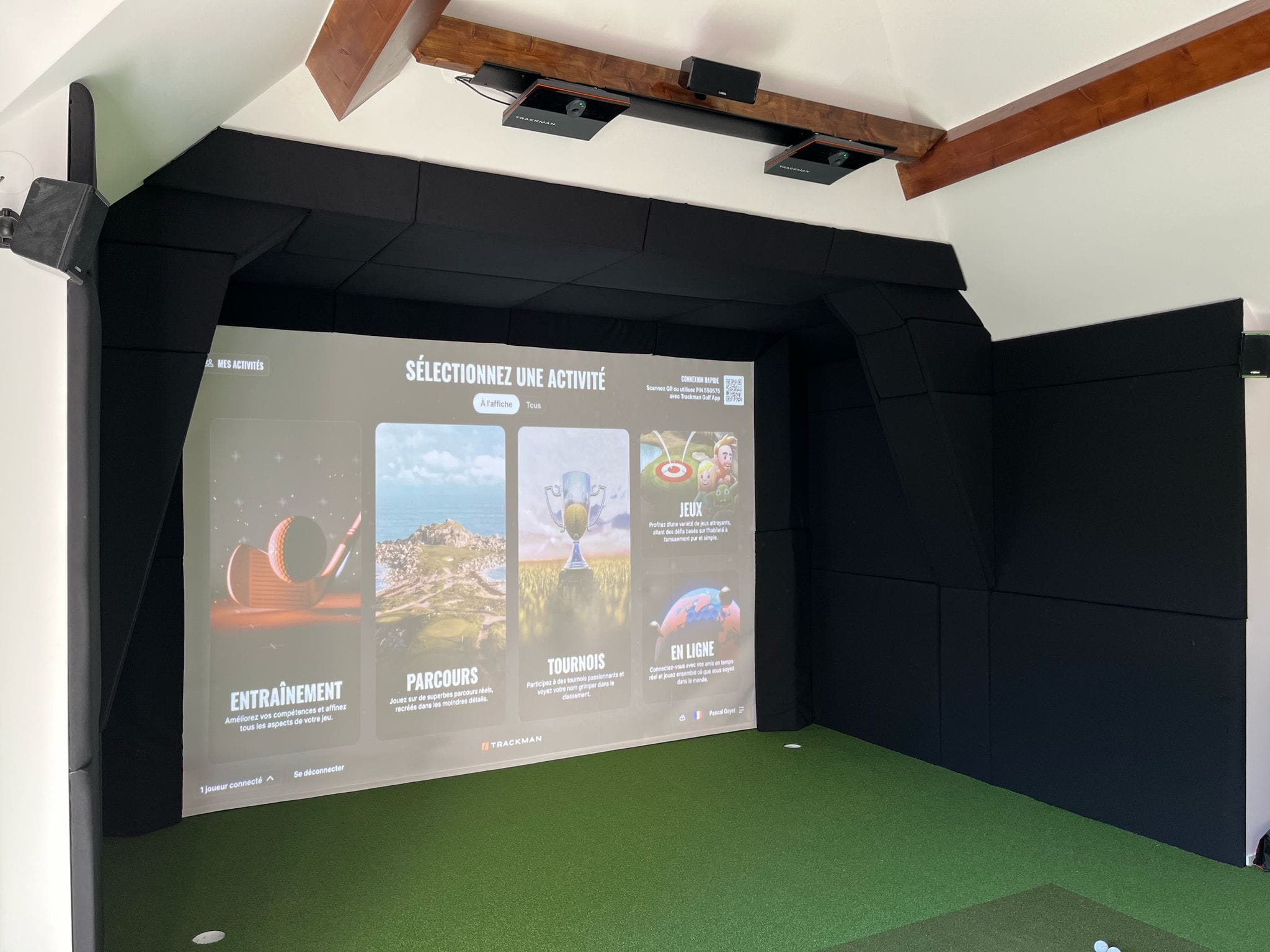 Quand tradition et technologie se rencontrent : un simulateur de golf sous les combles d’une ancienne écurie