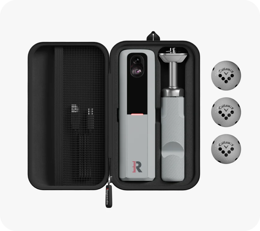 Cette image montre la camera Rapsodo MLM2PRO et son bâton de support disposé dans la partie inférieur d'un étui rectangulaire noir. Dans la partie supérieur de cet étui se trouve le chargeur de la caméra Rapsodo.