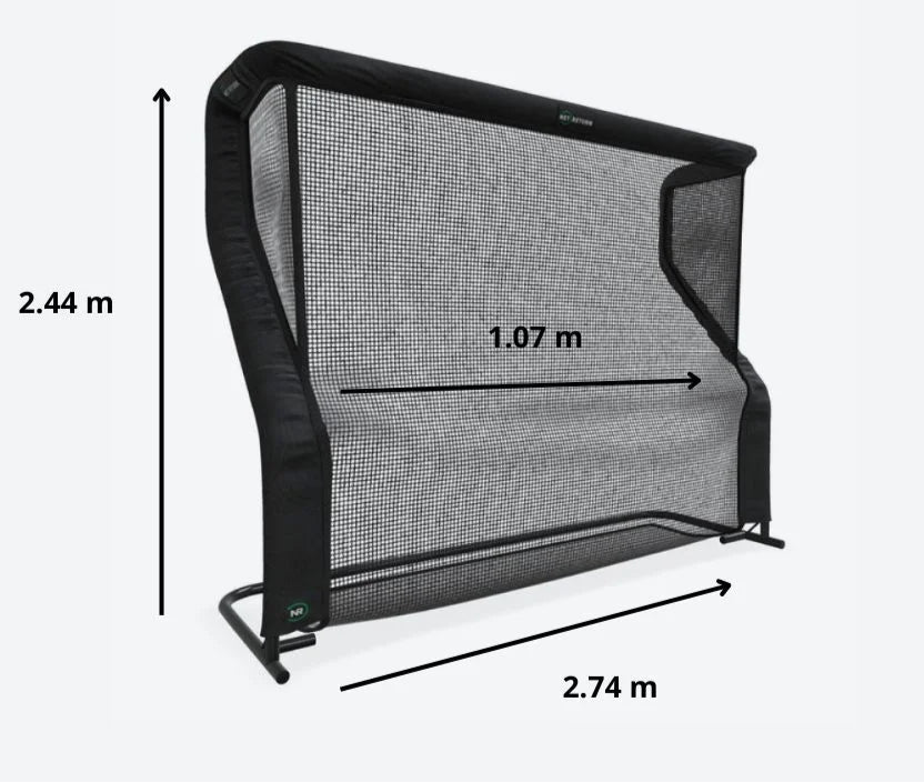 Filet de practice de golf Net Return Pro Series Large V2 de 9 pieds avec dimensions indiquées : hauteur de 2,44 m, largeur de 2,74 m et profondeur de 1,07 m. Idéal pour les entraînements en intérieur avec une grande surface de capture des balles.