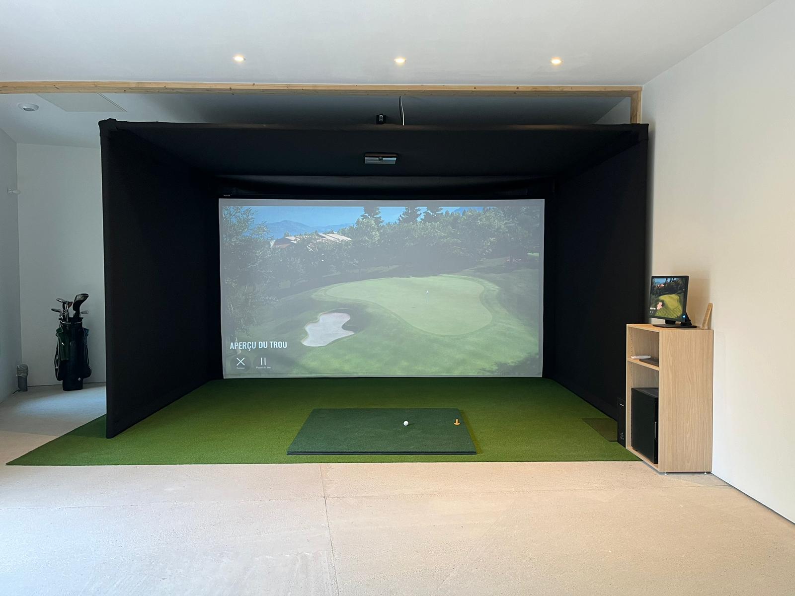 Quand tradition et technologie se rencontrent : un simulateur de golf sous les combles d’une ancienne écurie